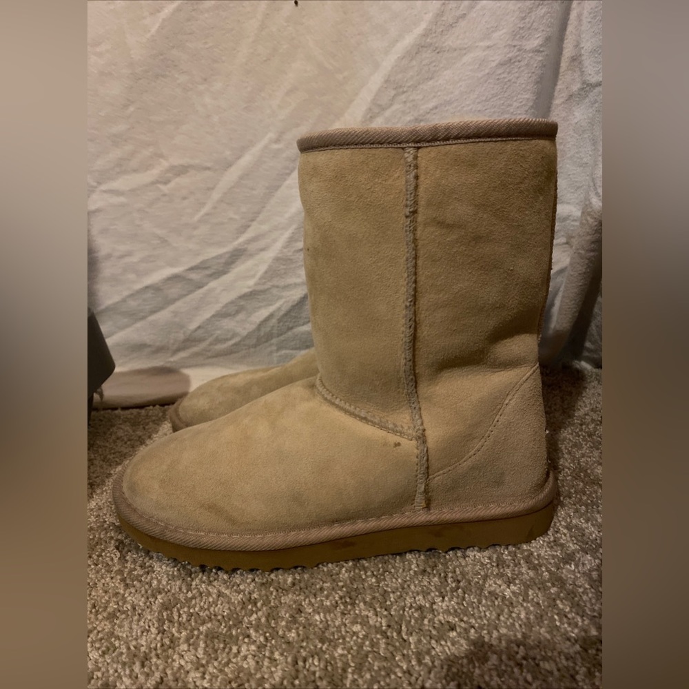 Classic short 5825 Ugg boots size 6 womens